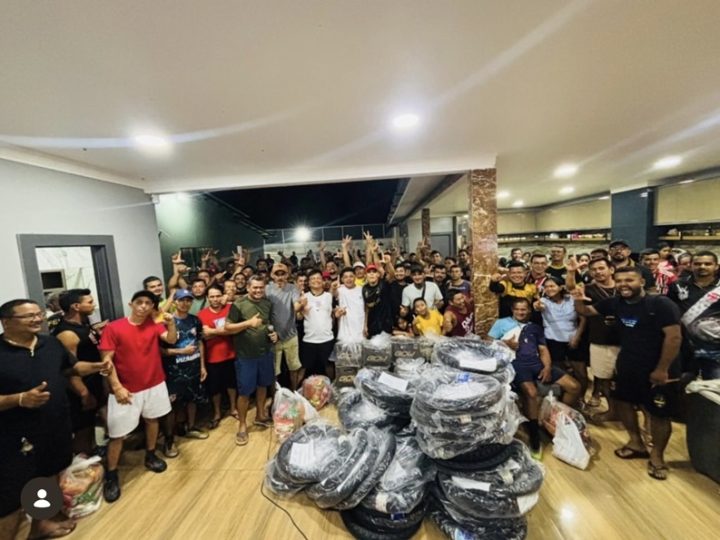 Prefeito de Alvarães pilota moto junto com mototaxistas em grande confraternização