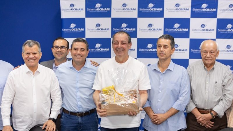 Omar Aziz destaca papel do cooperativismo no desenvolvimento do Amazonas em reunião na Casa do Cooperativismo