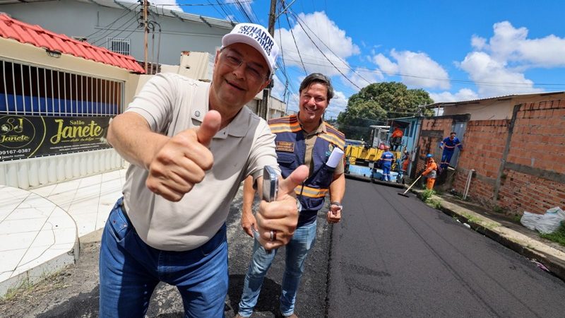 Eduardo Braga vistoria asfaltamento viabilizado com recursos de seu mandato nos núcleos 15 e 16 da Cidade Nova