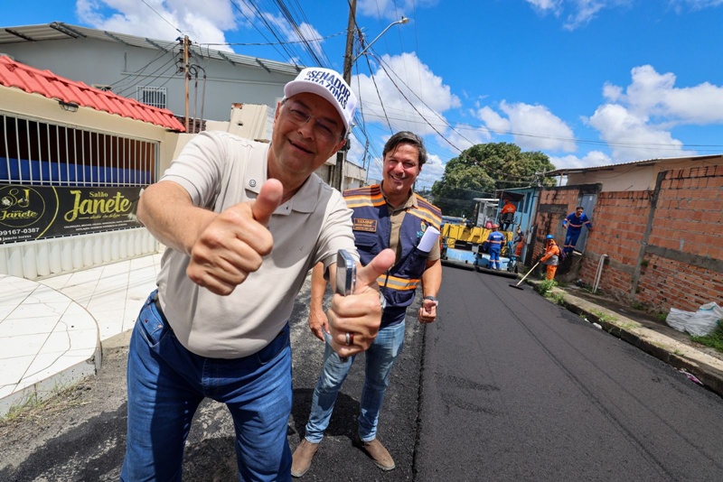 Eduardo Braga vistoria asfaltamento viabilizado com recursos de seu mandato nos núcleos 15 e 16 da Cidade Nova