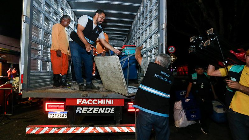 Prefeitura de Manaus realiza ação integrada de fiscalização no Centro e autua estabelecimentos irregulares