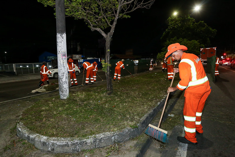 Prefeitura de Manaus mobiliza mais de 500 trabalhadores em operação noturna de limpeza nas zonas Norte e Leste