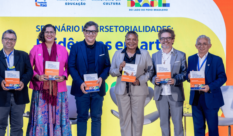 Escolas com materiais pedagógicos de artes ou de música tendem a menor reprovação e abandono