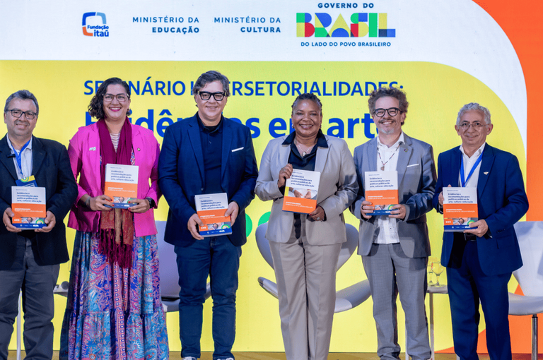 Escolas com materiais pedagógicos de artes ou de música tendem a menor reprovação e abandono