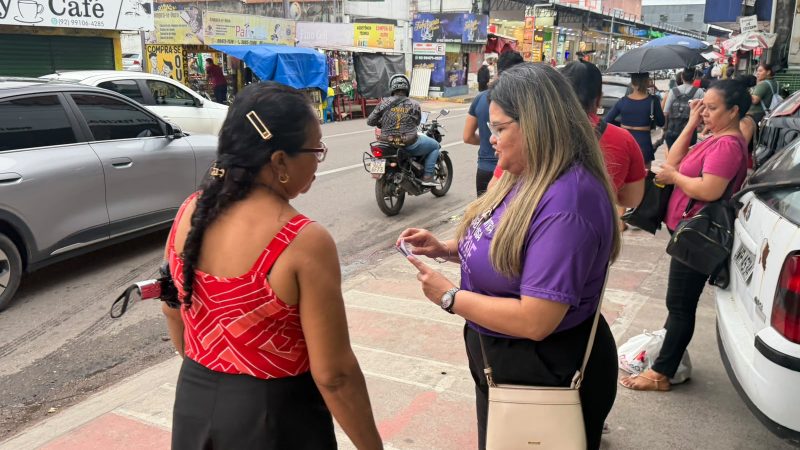 Prefeitura de Manaus promove blitz educativa no bairro Manoa para conscientizar população sobre o combate à violência contra a pessoa idosa