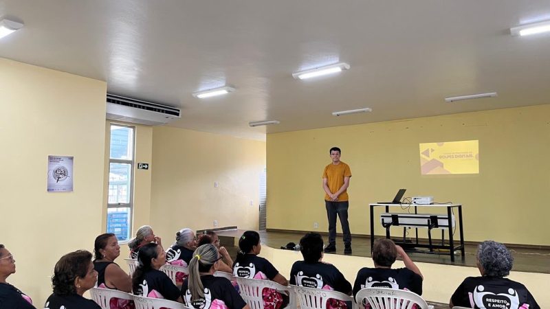 Prefeitura de Manaus promove palestra sobre segurança digital para pessoas idosas no bairro Armando Mendes
