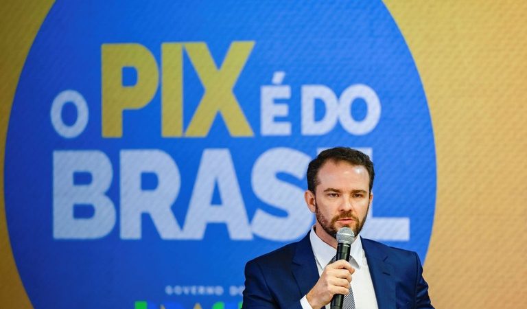 Dario Durigan faz balanço da economia e ressalta que o Brasil de hoje paga menos tributo