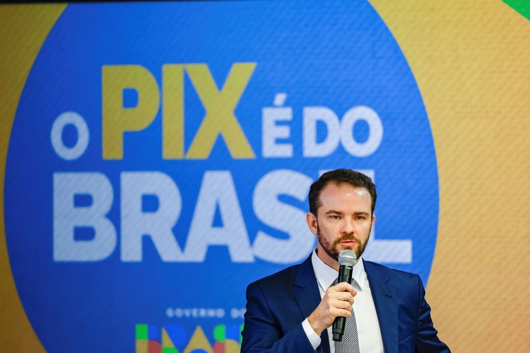 Dario Durigan faz balanço da economia e ressalta que o Brasil de hoje paga menos tributo