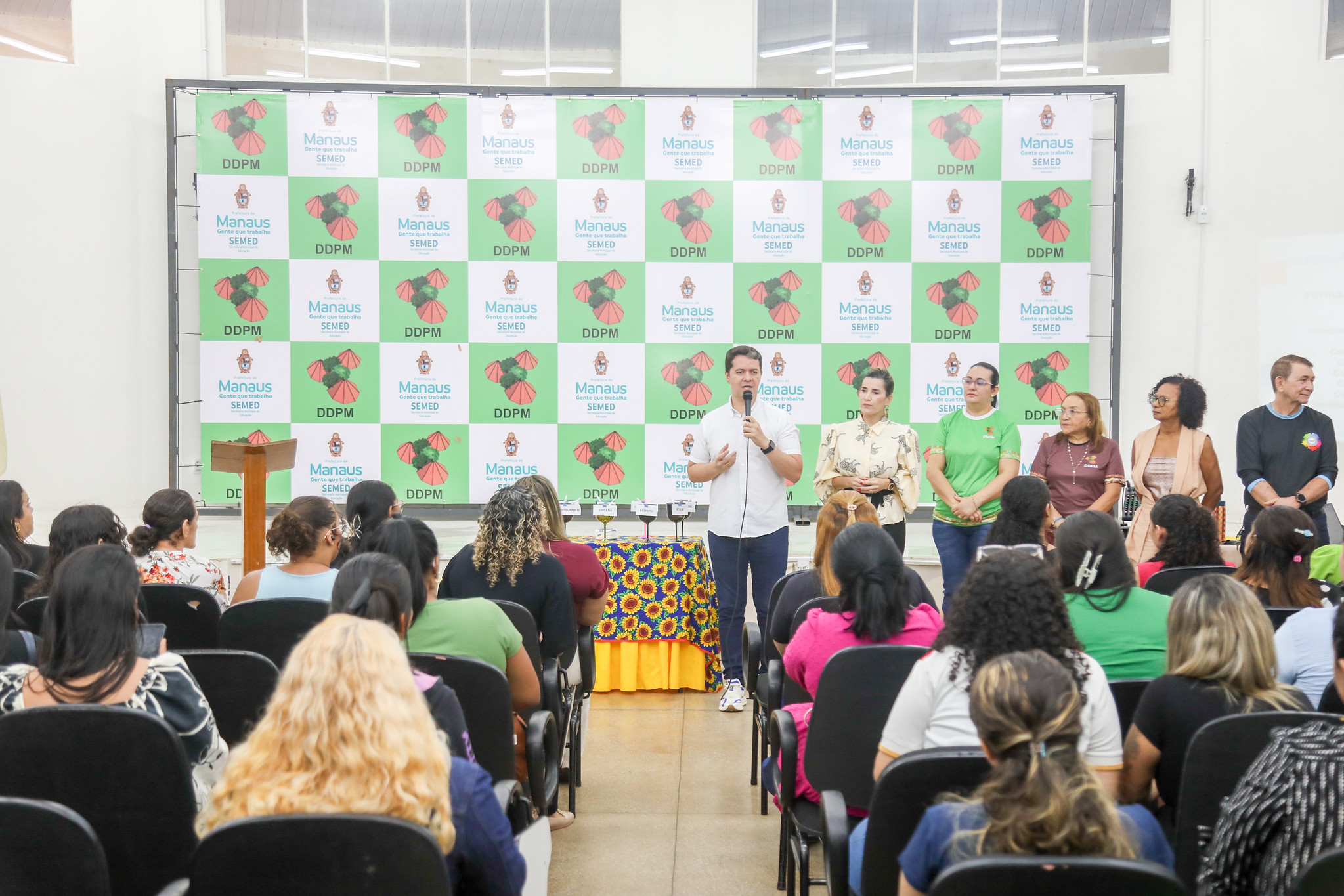 Prefeitura de Manaus amplia atendimento inclusivo com integração de 155 apoios escolares