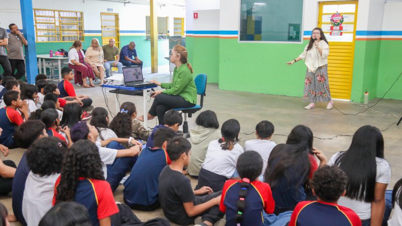 Prefeitura de Manaus promove palestra sobre combate às fake news para mais de 800 estudantes da rede municipal