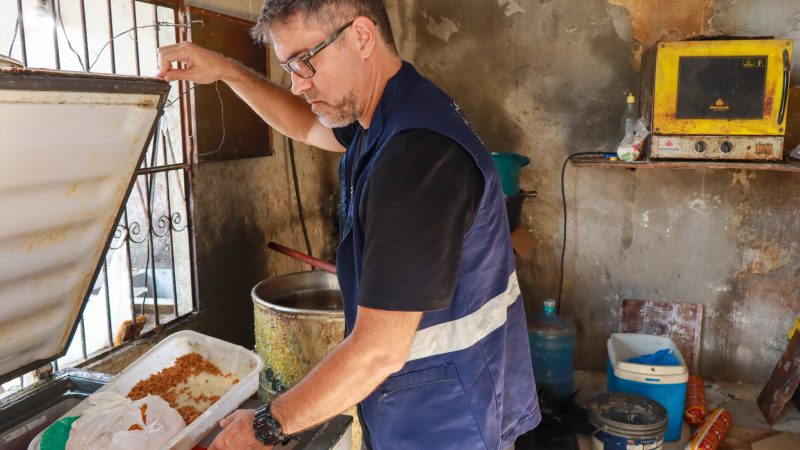 Prefeitura interditou fábrica clandestina, dá assistência a pessoas em situação de rua e realiza serviços de ordenamento durante operação ‘Centro Mais Seguro’