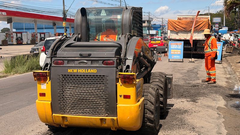 Prefeitura de Manaus realiza operação ‘Tapa-Buracos’ na avenida Camapuã em momento de baixo fluxo de veículos