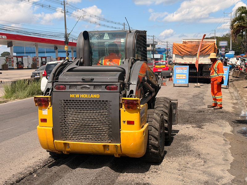 Prefeitura de Manaus realiza operação ‘Tapa-Buracos’ na avenida Camapuã em momento de baixo fluxo de veículos