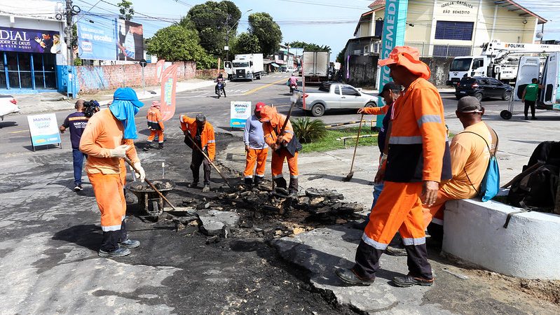 Prefeitura de Manaus avança com serviços de recuperação asfáltica e de limpeza do programa ‘Manaus que a Gente Cuida’ no bairro Cidade de Deus neste sábado