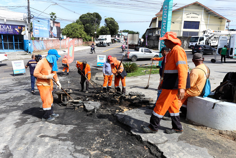 Prefeitura de Manaus avança com serviços de recuperação asfáltica e de limpeza do programa ‘Manaus que a Gente Cuida’ no bairro Cidade de Deus neste sábado