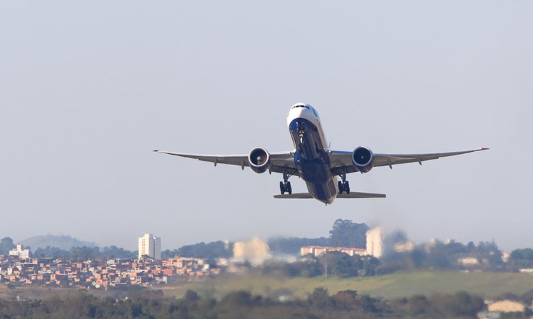 Governo do Brasil libera R$ 8 bi para apoiar setor aéreo diante da alta dos combustíveis