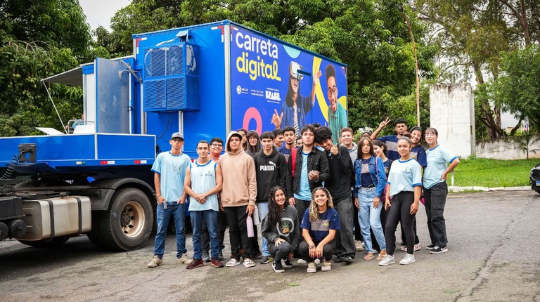Mais de 16 mil estudantes de escolas públicas em oito estados e no DF já receberam capacitação pela Carreta Digital