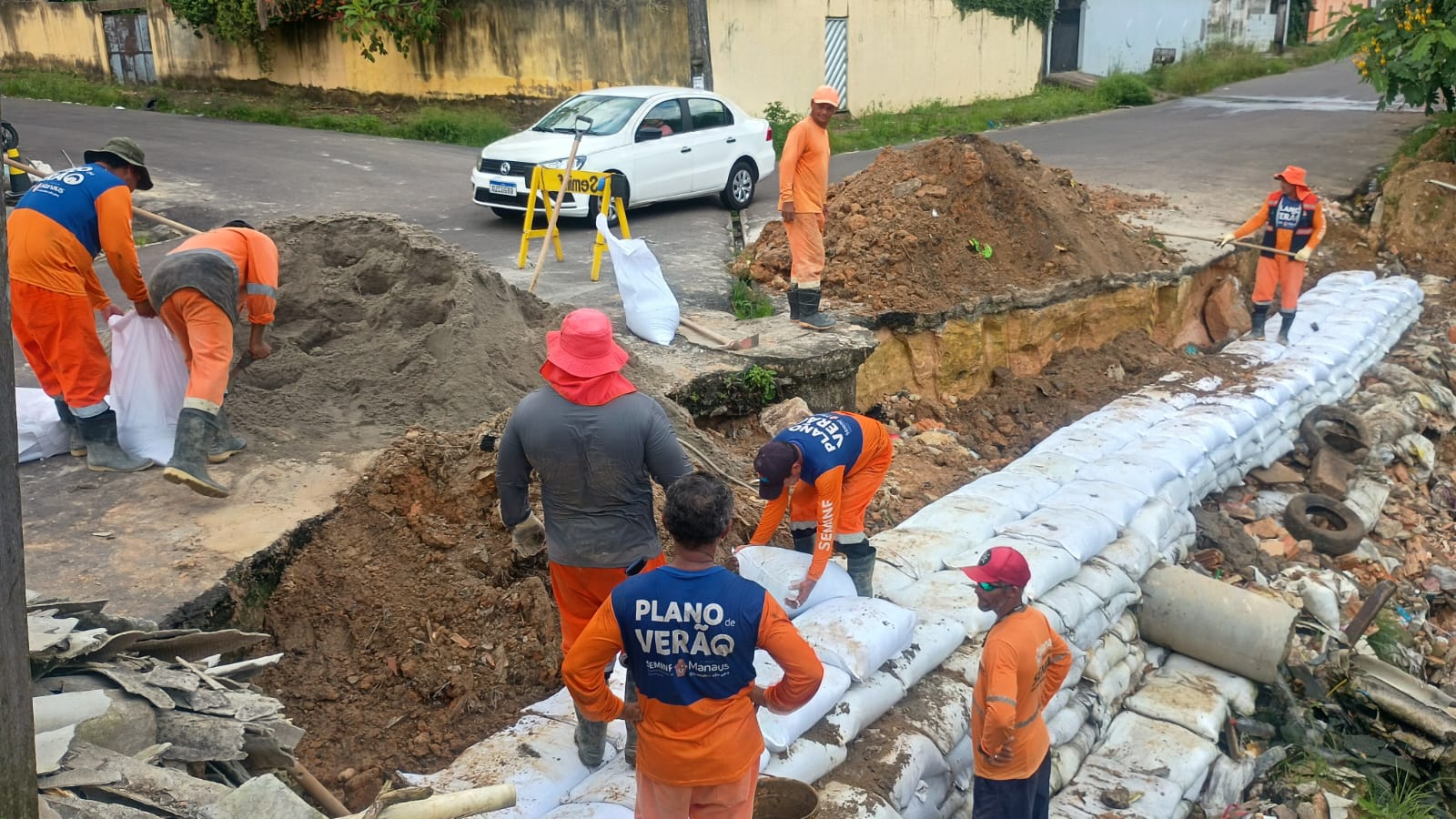 Prefeitura de Manaus atua com intervenção emergencial para conter erosão no bairro Planalto e reforça segurança da área