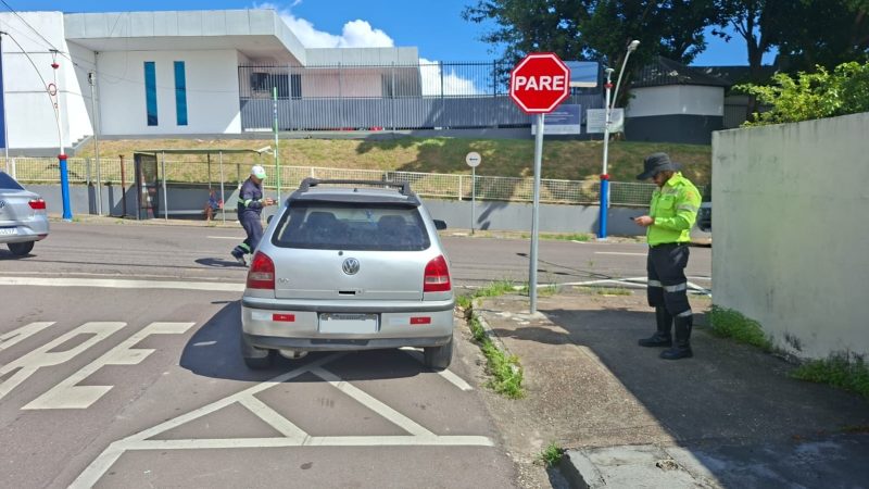 Veículos abandonados e estacionamento irregular são alvo de fiscalização da Prefeitura de Manaus