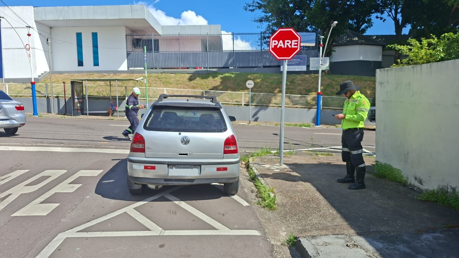 Veículos abandonados e estacionamento irregular são alvo de fiscalização da Prefeitura de Manaus