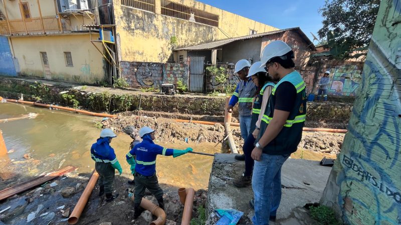 Ageman vistoria obras de avanço do esgotamento sanitário em beco do bairro Redenção