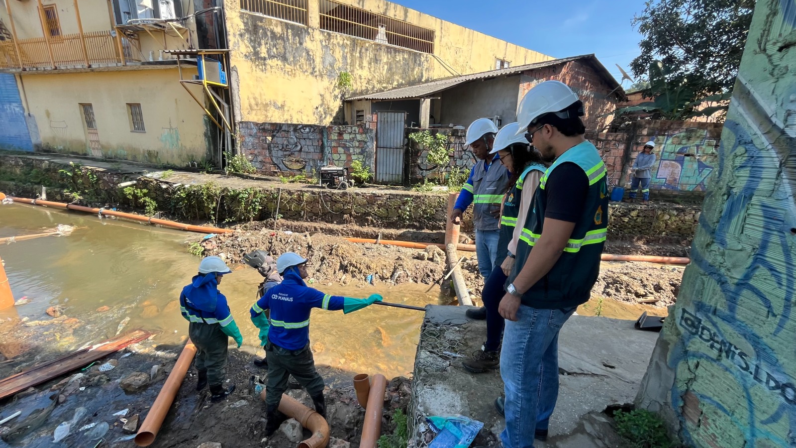 Ageman vistoria obras de avanço do esgotamento sanitário em beco do bairro Redenção