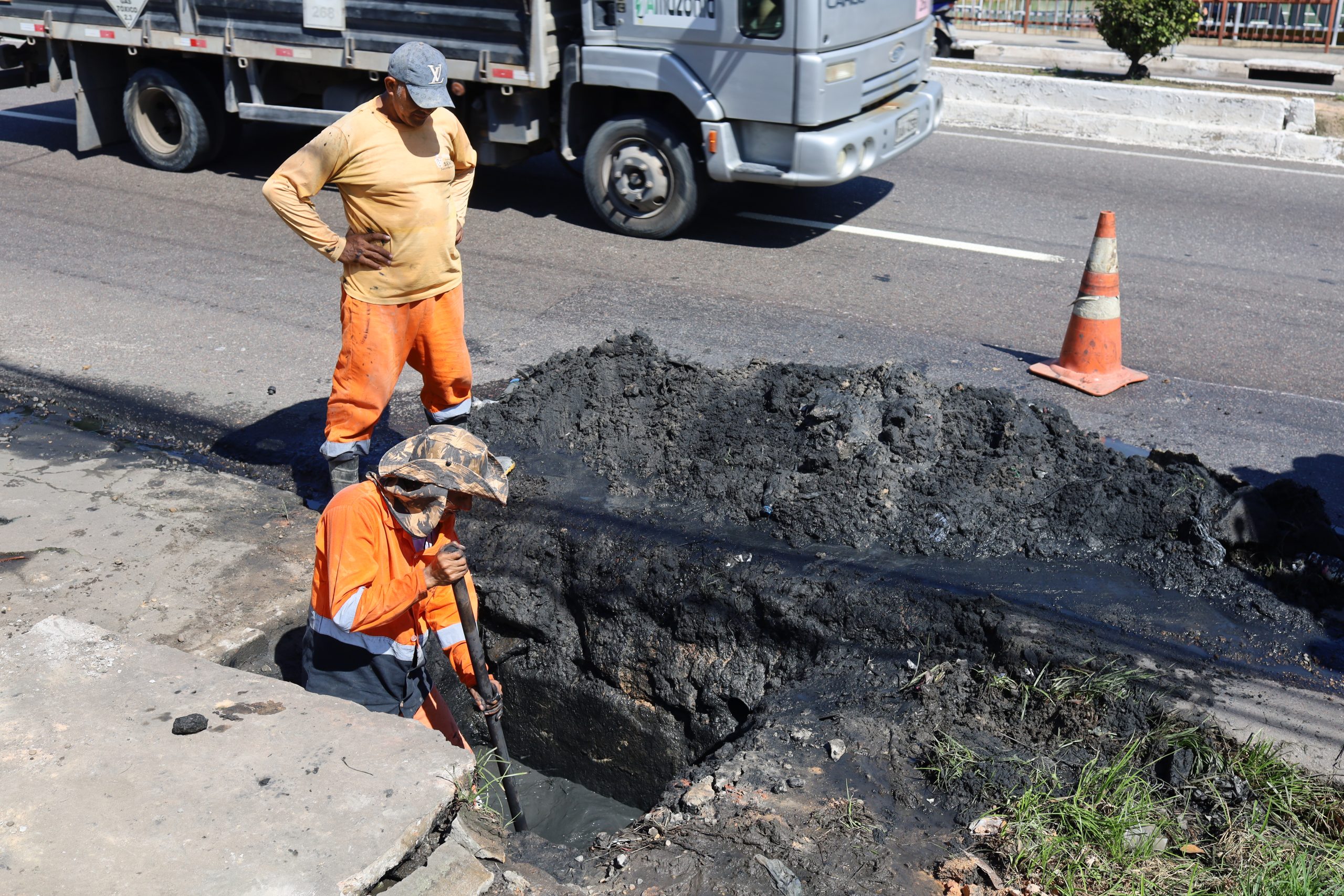 Prefeitura de Manaus intensifica obras de drenagem e recuperação viária na avenida Rodrigo Otávio