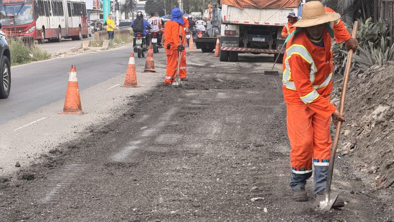 Prefeitura de Manaus intensifica operação ‘Tapa-Buracos’ na avenida Torquato Tapajós