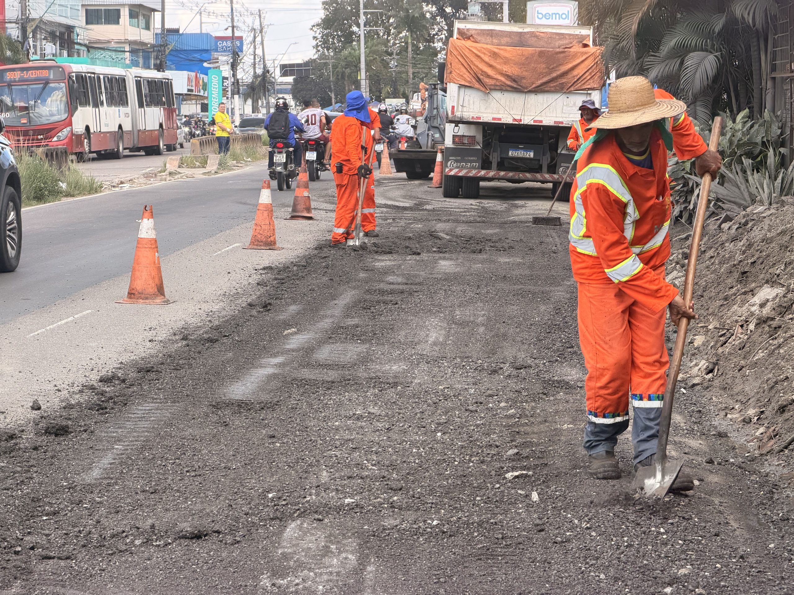 Prefeitura de Manaus intensifica operação ‘Tapa-Buracos’ na avenida Torquato Tapajós