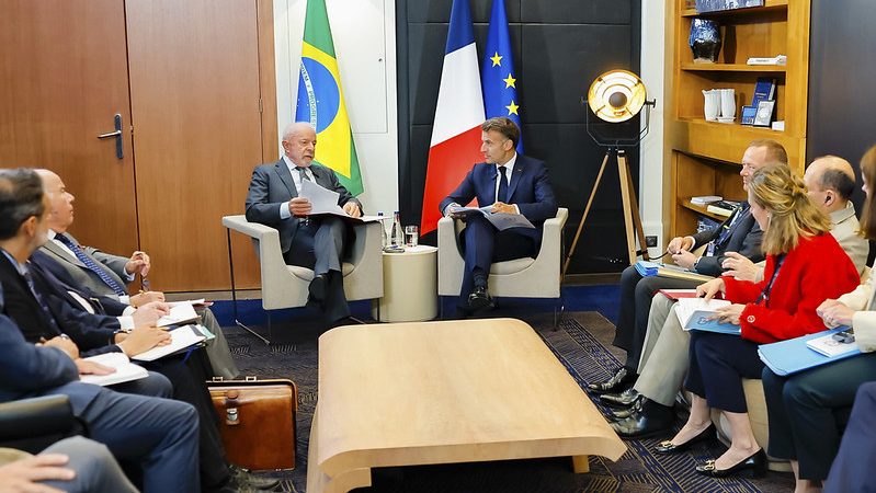 Lula chega à França para Cúpula do G7 e se reúne com Emmanuel Macron
