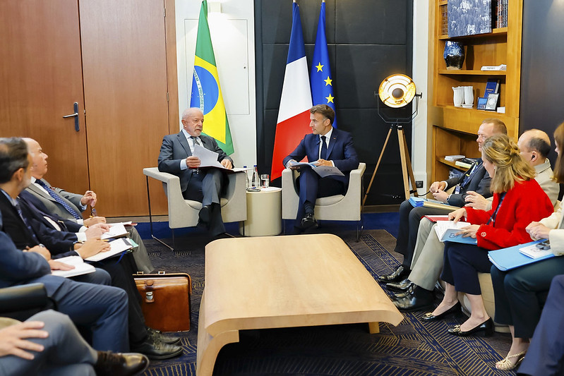 Lula chega à França para Cúpula do G7 e se reúne com Emmanuel Macron