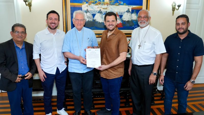 Prefeito Renato Junior garante fim de burocracia histórica com entrega de títulos definitivos de imóveis para a igreja católica