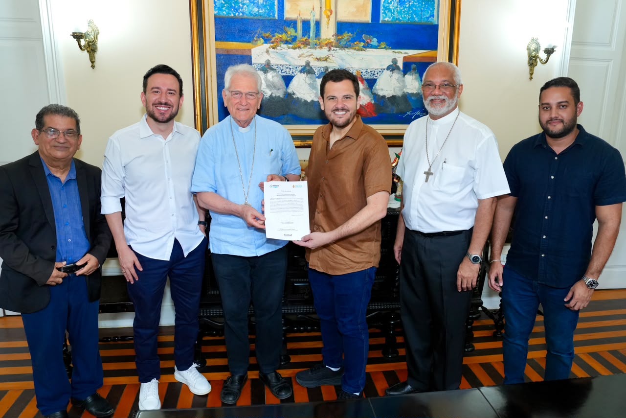 Prefeito Renato Junior garante fim de burocracia histórica com entrega de títulos definitivos de imóveis para a igreja católica