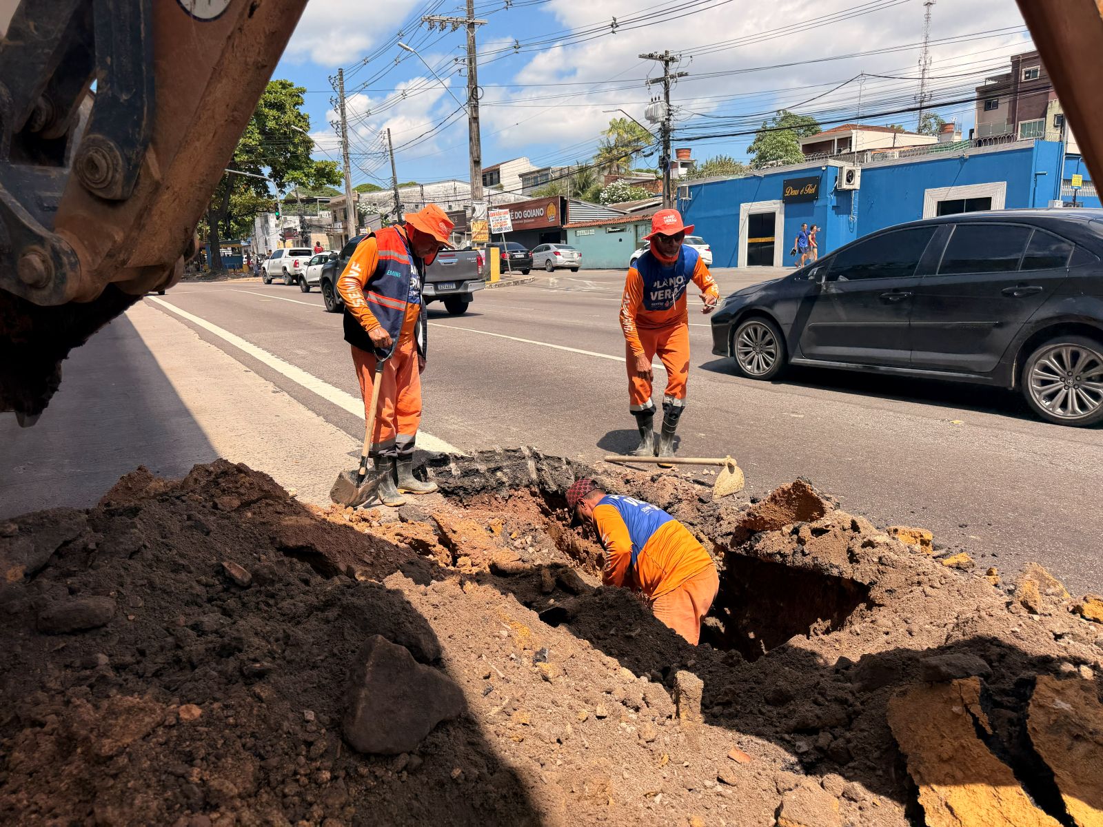 Prefeitura de Manaus atua de forma emergencial na recuperação de rede de drenagem da avenida Torquato Tapajós