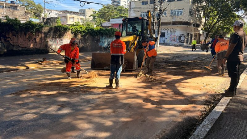 Prefeitura de Manaus atua durante a madrugada e evita afundamento de via em importante corredor viário do Centro