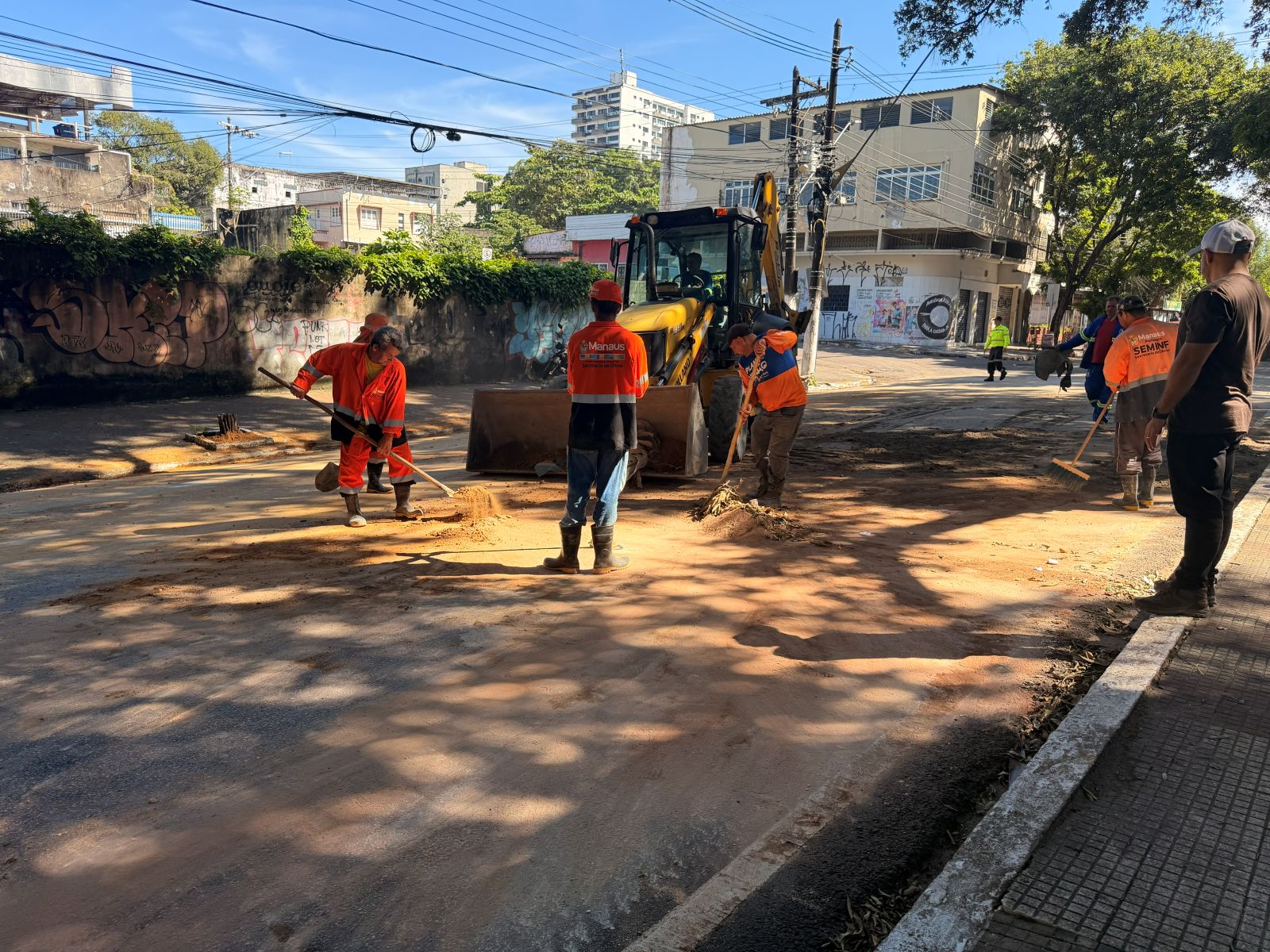 Prefeitura de Manaus atua durante a madrugada e evita afundamento de via em importante corredor viário do Centro