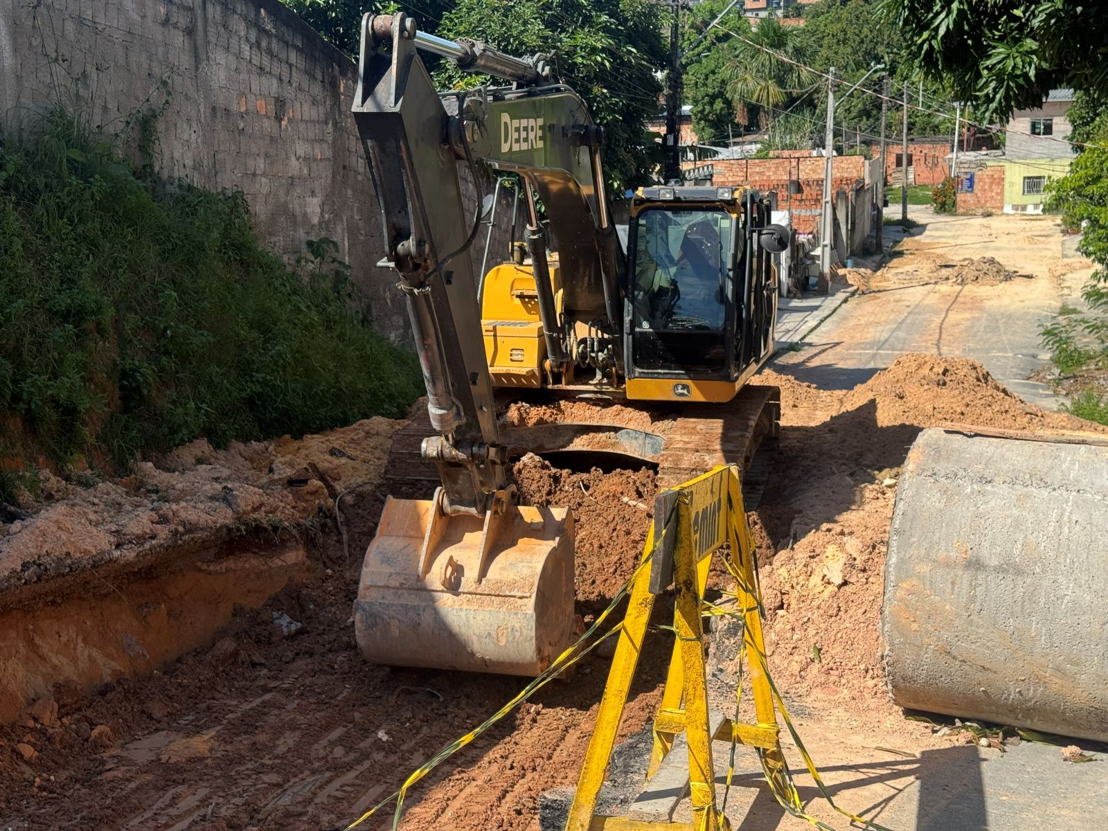Prefeitura de Manaus executa obra emergencial de drenagem profunda no Novo Aleixo e reforça segurança na região 