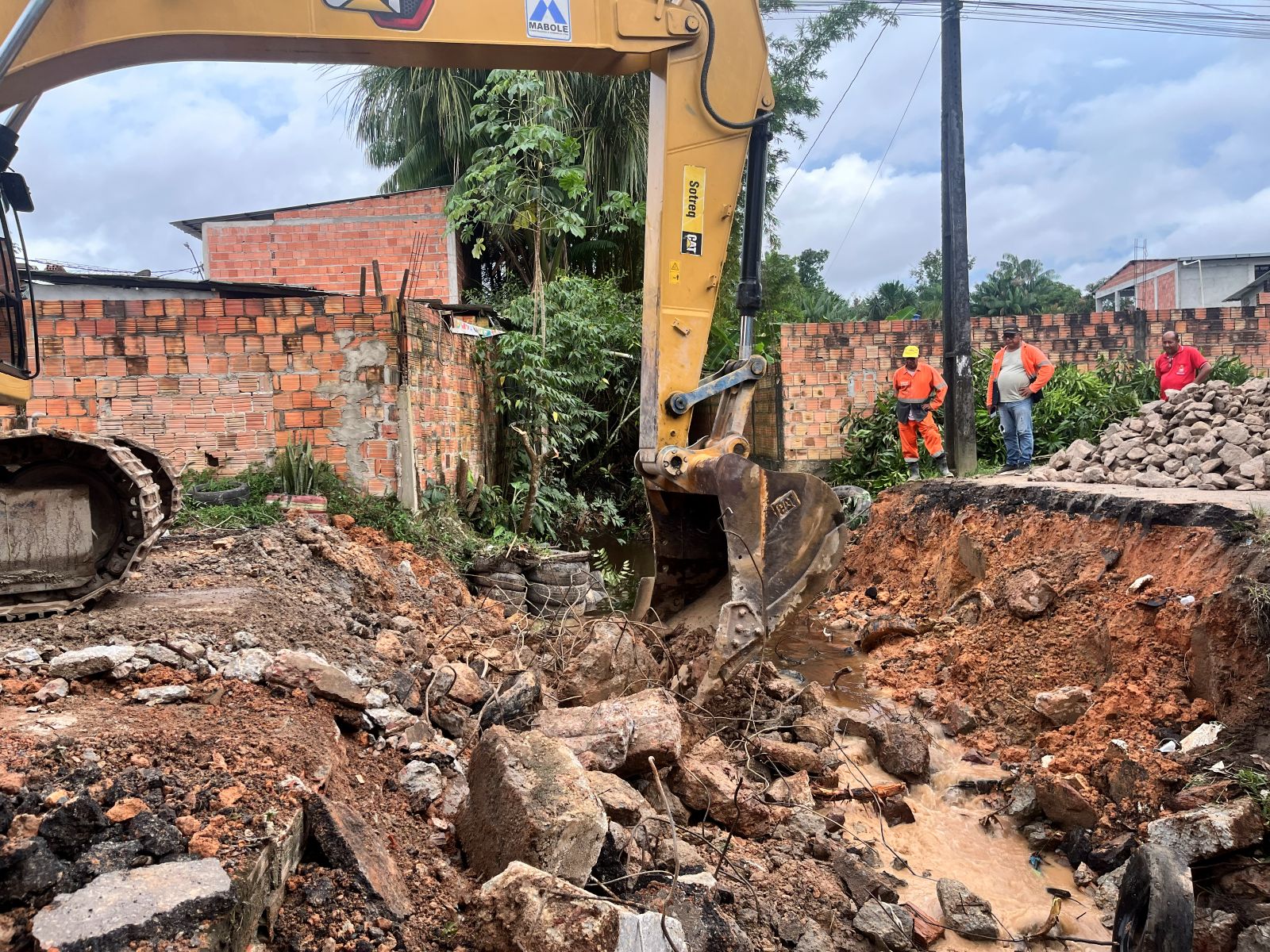 Prefeitura de Manaus inicia operação de ampliação de drenagem na comunidade Parque Riachuelo, no Tarumã