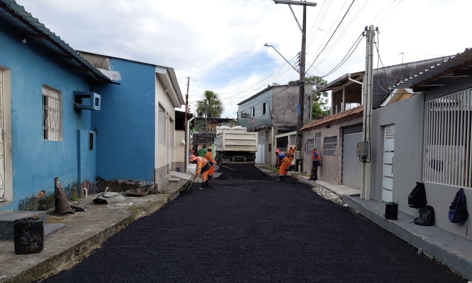 Prefeitura de Manaus intensifica recuperação asfáltica na comunidade Riacho Doce e fortalece mobilidade na zona Norte