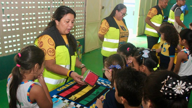 Prefeitura de Manaus leva atividade lúdica de trânsito à escola municipal do bairro Alvorada 