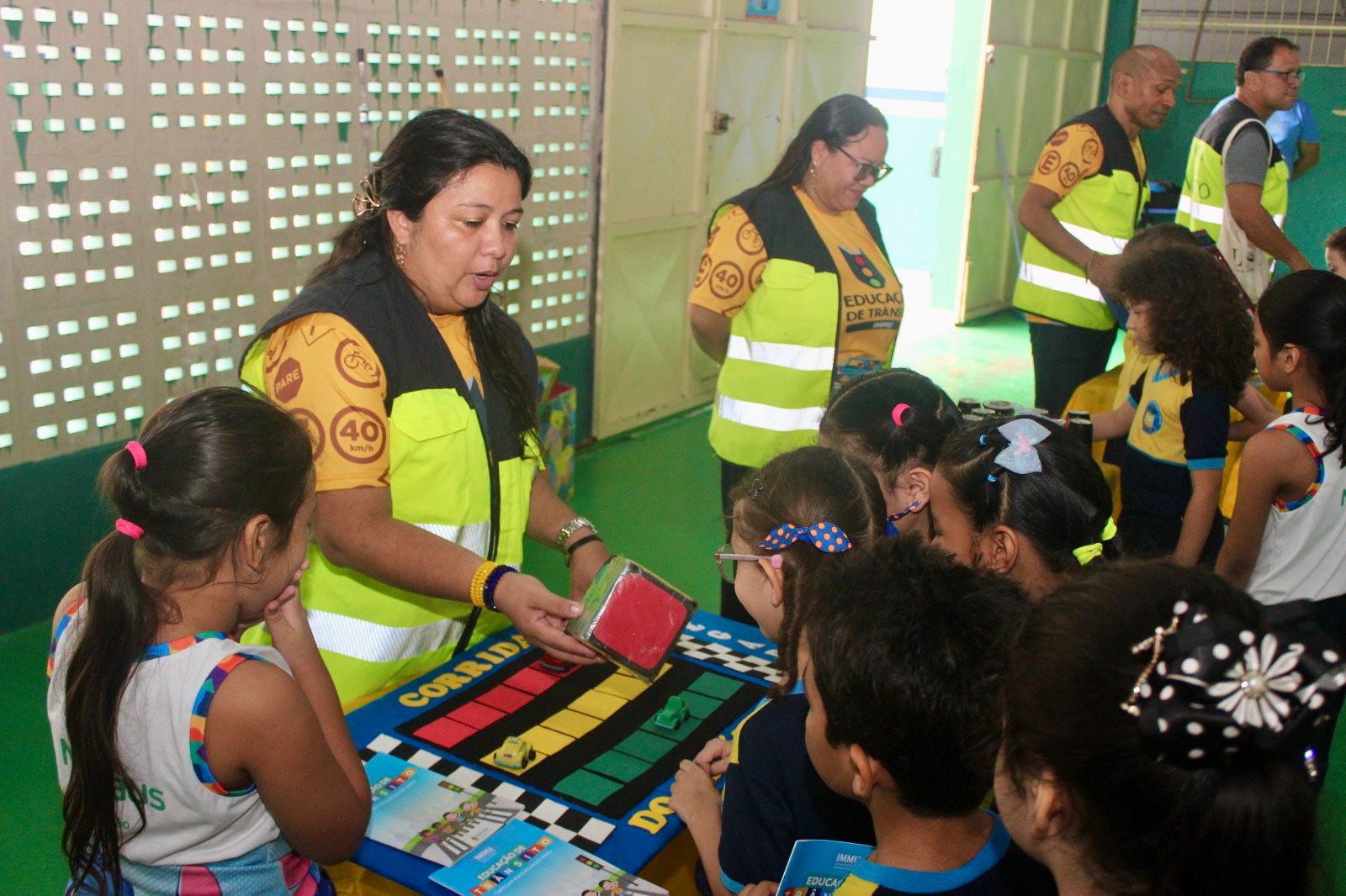 Prefeitura de Manaus leva atividade lúdica de trânsito à escola municipal do bairro Alvorada 