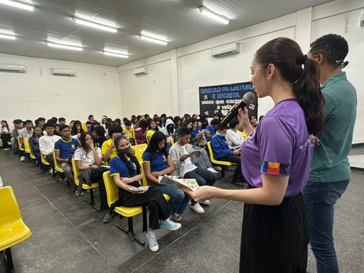 Prefeitura de Manaus leva campanha ‘Junho Violeta’ à escola municipal e reforça conscientização sobre os direitos da pessoa idosa