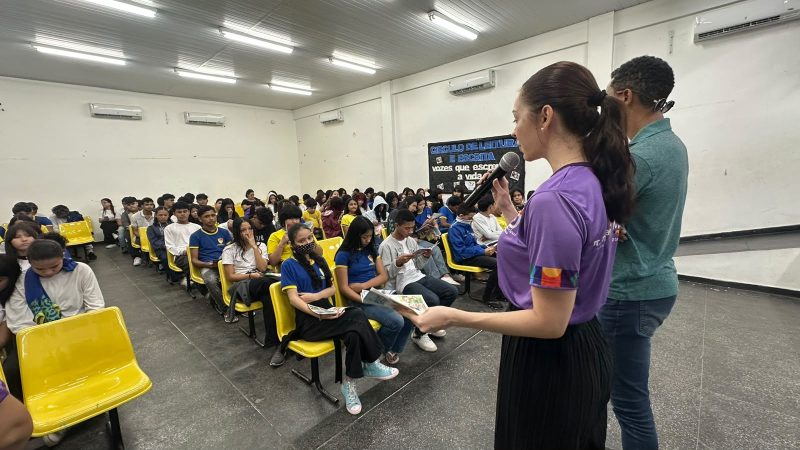 Prefeitura de Manaus leva campanha ‘Junho Violeta’ à escola municipal e reforça conscientização sobre os direitos da pessoa idosa