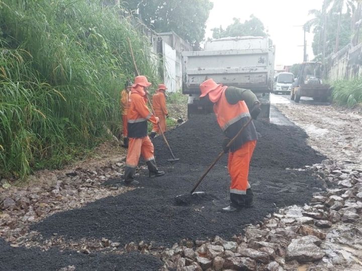 Prefeitura de Manaus pavimenta trecho de rua no bairro Parque das Laranjeiras que era em solo natural
