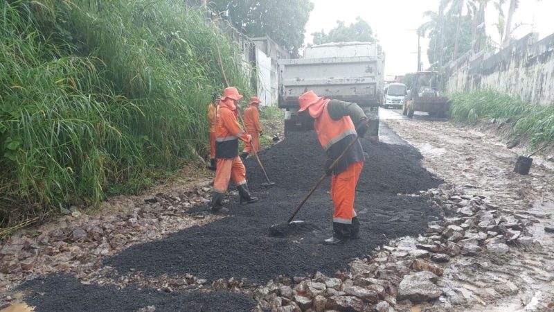 Prefeitura de Manaus pavimenta trecho de rua no bairro Parque das Laranjeiras que era em solo natural