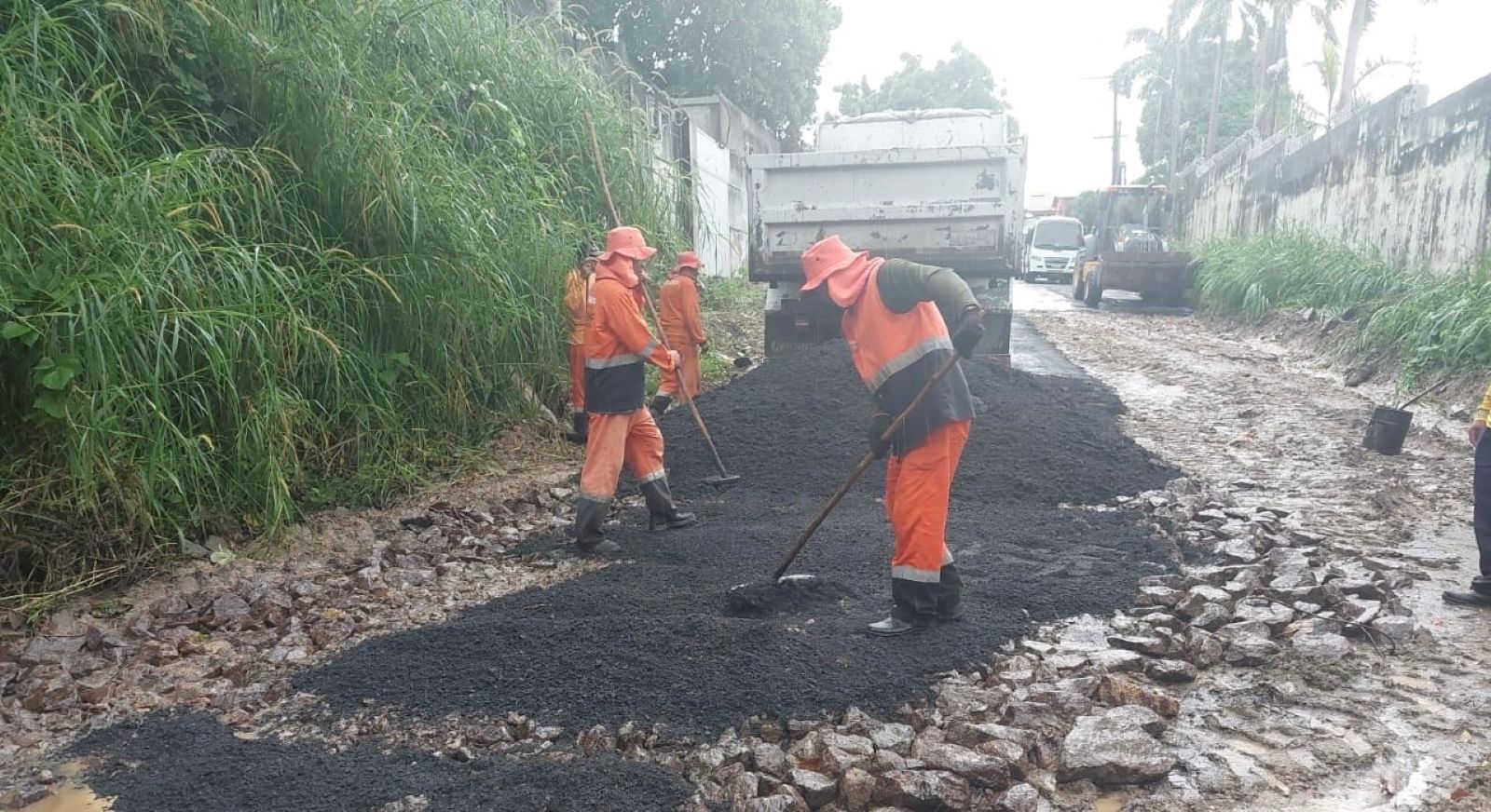 Prefeitura de Manaus pavimenta trecho de rua no bairro Parque das Laranjeiras que era em solo natural