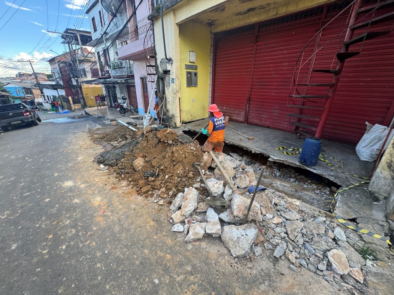 Prefeitura de Manaus recupera sistema de drenagem no bairro Compensa e reforça conscientização sobre descarte correto de resíduos