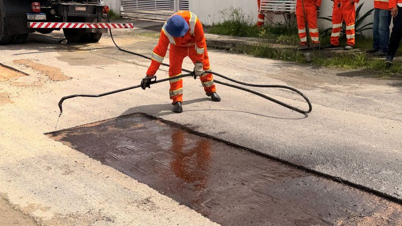 Prefeitura de Manaus reforça recuperação viária no bairro Flores e amplia frente de manutenção asfáltica na zona Centro-Sul