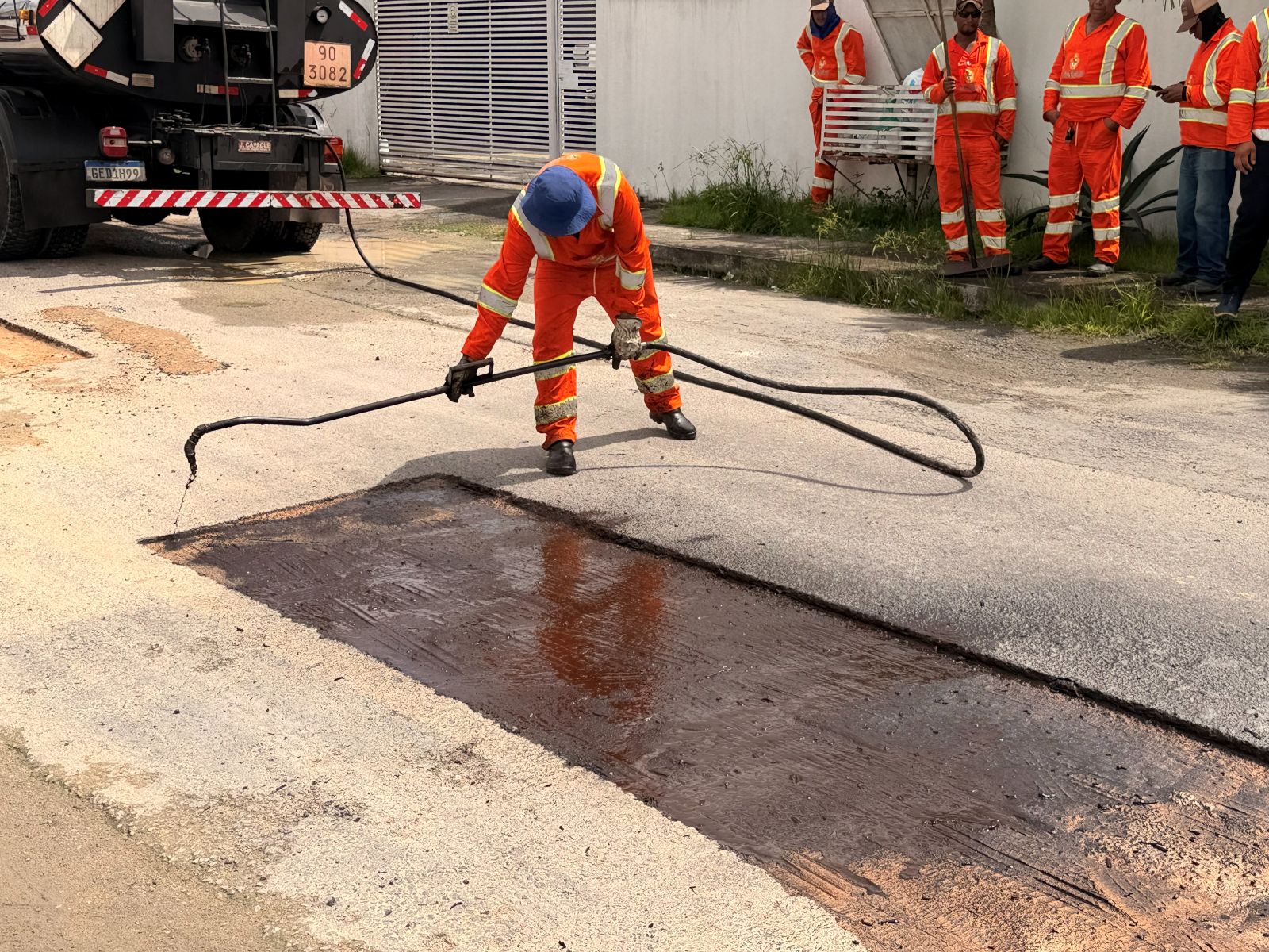 Prefeitura de Manaus reforça recuperação viária no bairro Flores e amplia frente de manutenção asfáltica na zona Centro-Sul