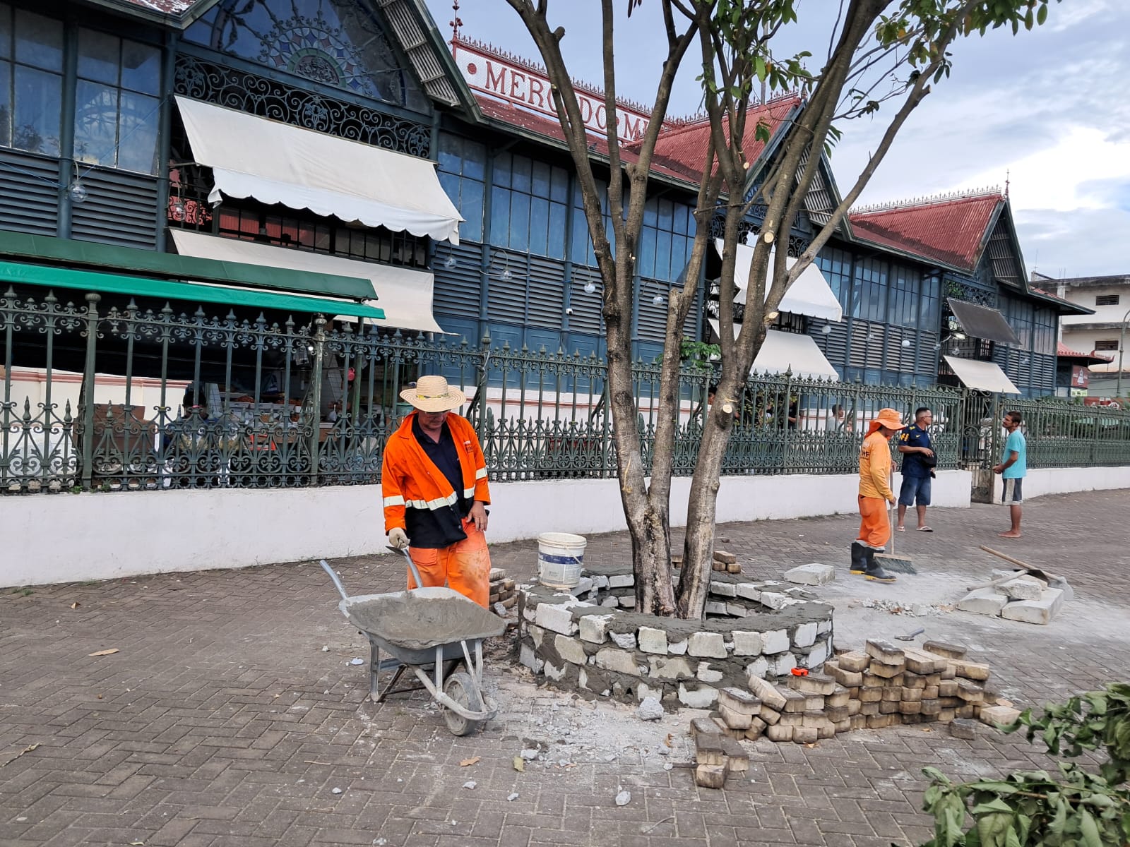 Prefeitura de Manaus atua em preparação para o aniversário de 143 anos do mercado Adolpho Lisboa
